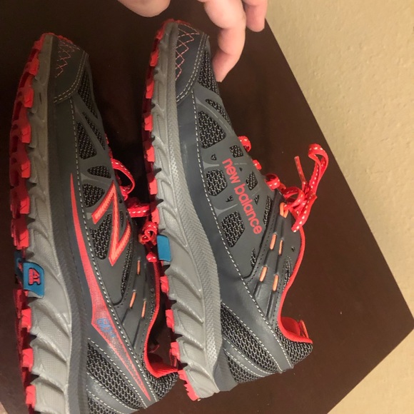 New Balance WT610GP4 Trail Shoes All Terrain Running Grey Coral Womens Size 8 B - Picture 5 of 8